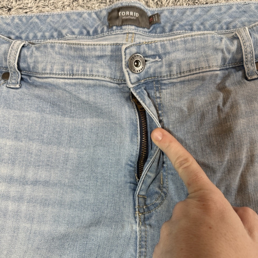 Torrid Denim Shorts Light Wash Women's Size 26 (Plus Size) - Picture 3 of 9